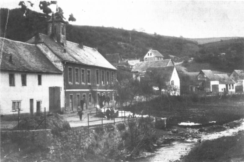 Altes Schulhaus und Gemeindehaus (um 1920)
