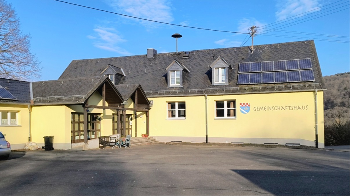 Rückseite des Gemeinschaftshauses vom Schulhof 2026